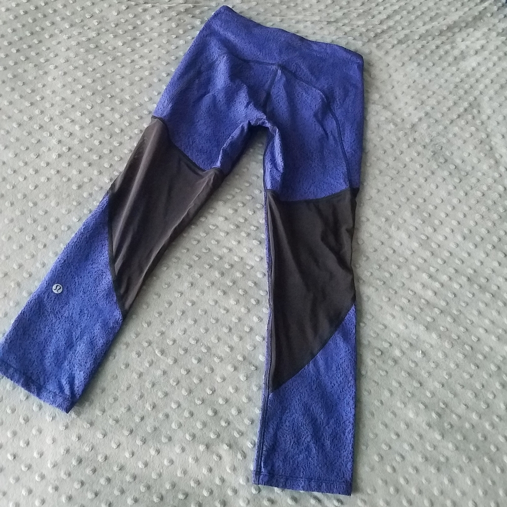 Lululemon Blue & Black 21" Capris Size 4